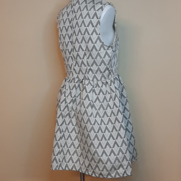 Freeway Sleeveless Dress - Picture 5 of 7